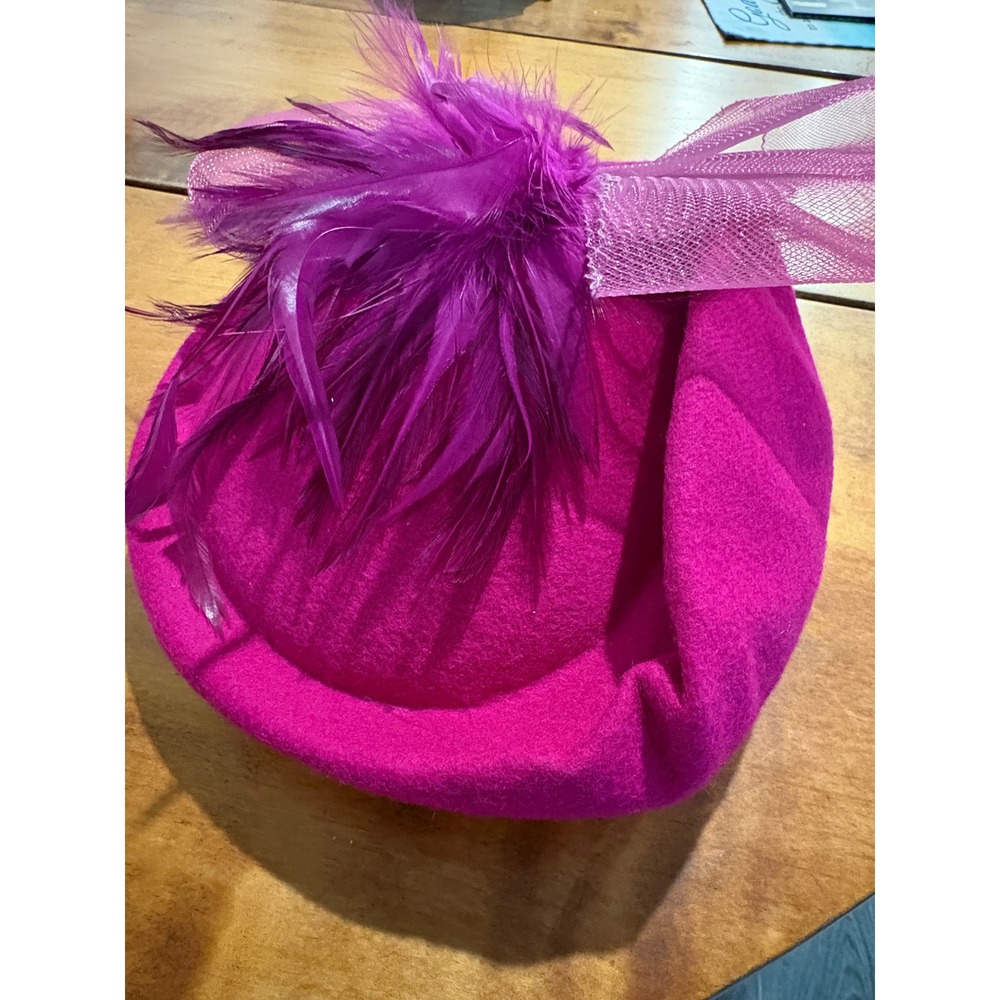 Vintage Wool Felt Pillbox Hat Magenta Feather Mesh Fascinator Made in USA - Picture 5 of 5